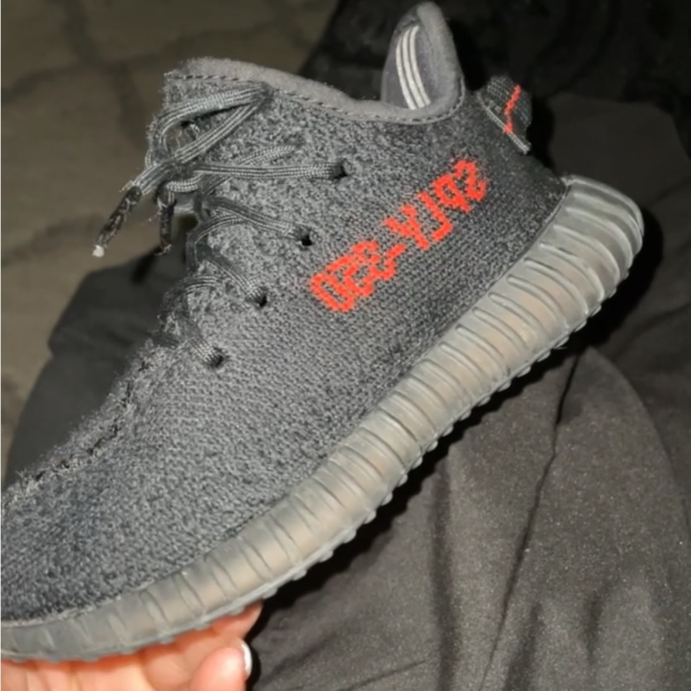 Black & Red Adidas Yeezy Boost 350 V2 size 9c